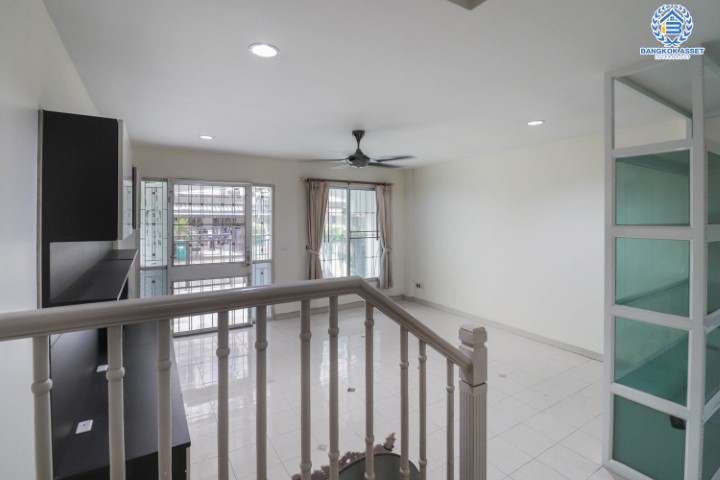 *****ทาวน์เฮ้าส์มือสอง ม.บ้านกลางเมืองสวิสทาวน์ เกษตร-นวมินทร์ แบรนด์ AP เนื้อที่ 29.5 ตร.ว. มาพร้อมฟังก์ชัน 3 ห้องนอน 3 ห้องน้ำ 2 ที่จอดรถ แถมฟรี !!! เครื่องปรับอากาศ 5 เครื่อง และเครื่องทำน้ำอุ่น 2 เครื่อง สภาพแวดล้อมเยี่ยม ทำเลดีเชื่อมต่อ ถ.พหลโยธิน, ถ.เกษตร-นวมินทร์ ใกล้ ม.เกษตร และรถไฟฟ้าสายสีเขียว "สถานีมหาวิทยาลัยเกษตรศาสตร์"